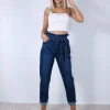 Τζιν mom-fit με λάστιχο στη μέση και ζώνη