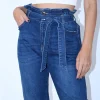 Τζιν mom-fit με λάστιχο στη μέση και ζώνη