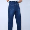 Τζιν mom-fit με λάστιχο στη μέση και ζώνη