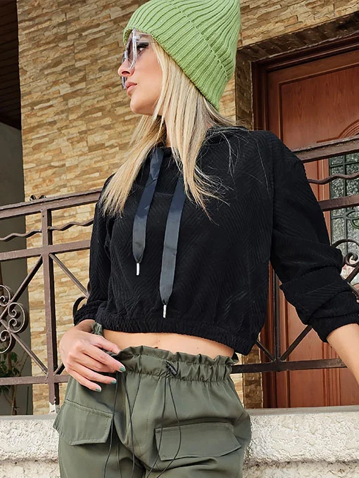 Μπλούζα crop καπιτονέ μαύρη με κουκούλα