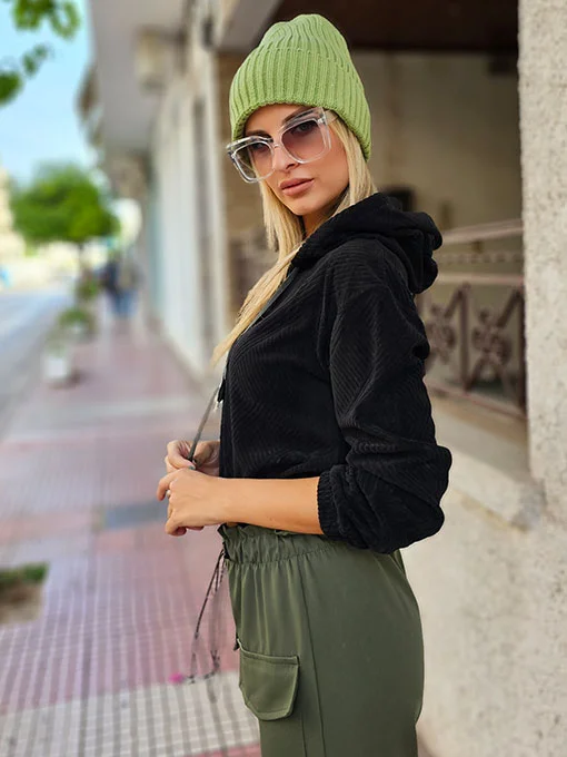 Μπλούζα crop καπιτονέ μαύρη με κουκούλα