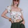Crop top floral με cups στο στήθος