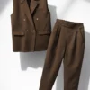 Σετ αμάνικο γιλέκο καφέ με βάτες και παντελόνι κοντό