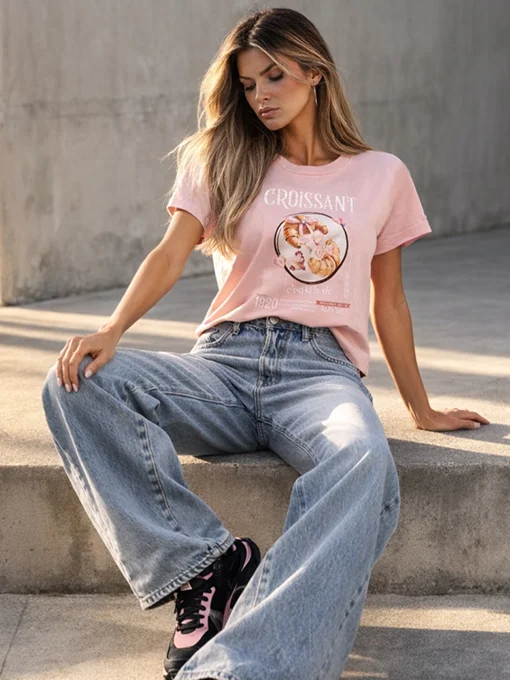 T-shirt ροζ με στάμπα croissant