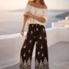 Βαμβακερή παντελόνα καφέ με print λεπτομέρειες