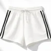 Σορτσάκι αθλητικό εκρού με ρίγες στα πλαινά