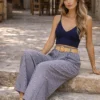 Γκοφρέ καρό παντελόνα μπλε με ψάθινη ζώνη