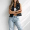 Γιλέκο denim μαύρο με ξέφτια και τσέπες