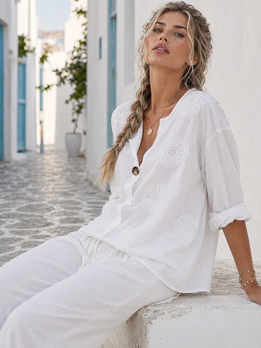 Μπλούζα λευκή με floral κέντημα και κουμπί