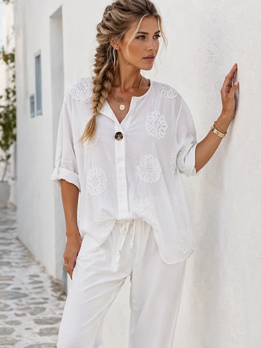 Μπλούζα λευκή με floral κέντημα και κουμπί