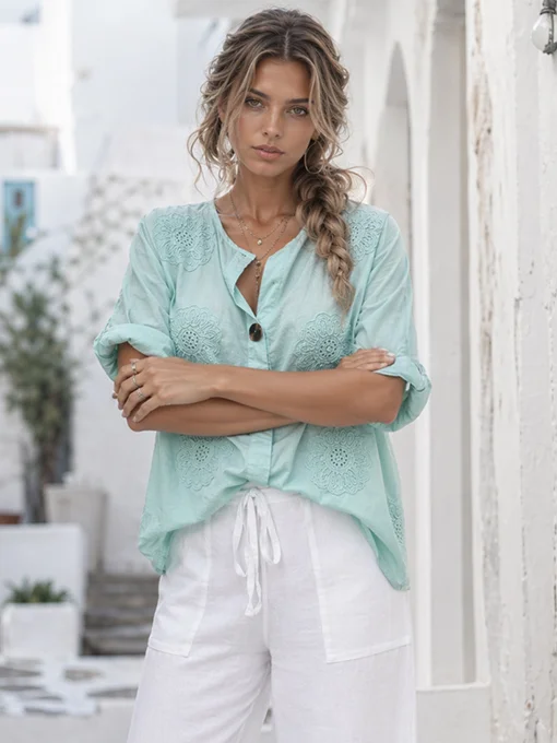 Μπλούζα μέντα με floral κέντημα και κουμπί