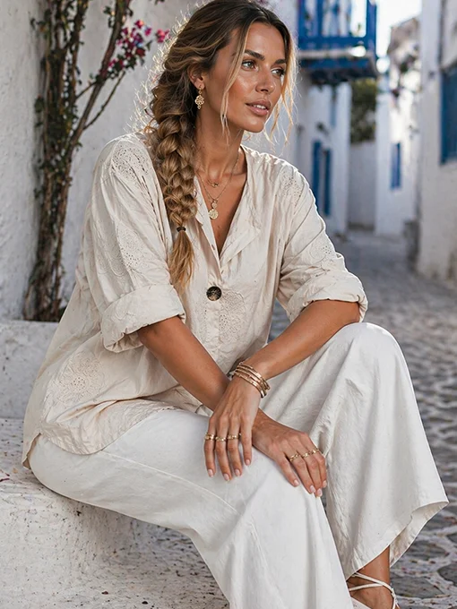 Μπλούζα μπεζ με floral κέντημα και κουμπί