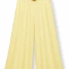 Αέρινη παντελόνα κίτρινη με ψάθινη ζώνη και τσέπες