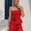 Στράπλες τοπ κόκκινο με σφηκοφωλιά και λουλούδι