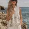 Αμάνικο πουκάμισο εκρού με γιακά και χρυσό κέντημα