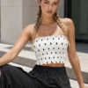 Στράπλες crop top ασπρόμαυρο με σφηκοφωλιά και βολάν
