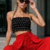 Στράπλες ασπρόμαυρο crop top με σφηκοφωλιά και βολάν